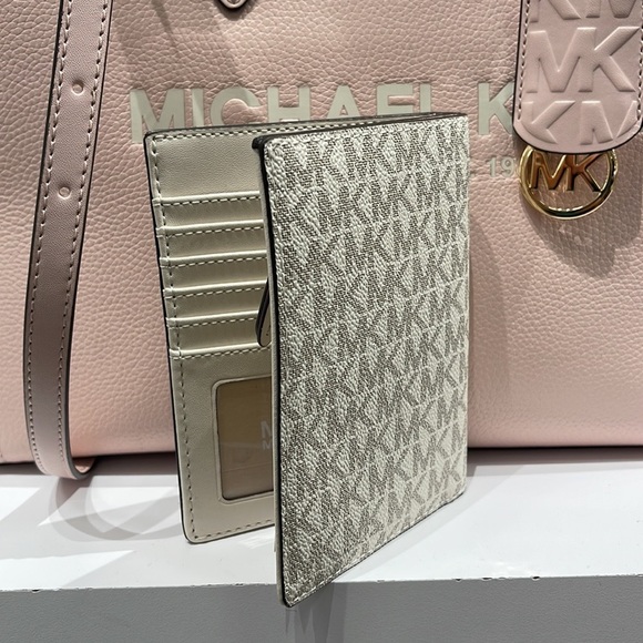 Michael Kors Jet Set Travel Passport Wallet
Light Cream Signature/Golden NWT - Picture 3 of 16